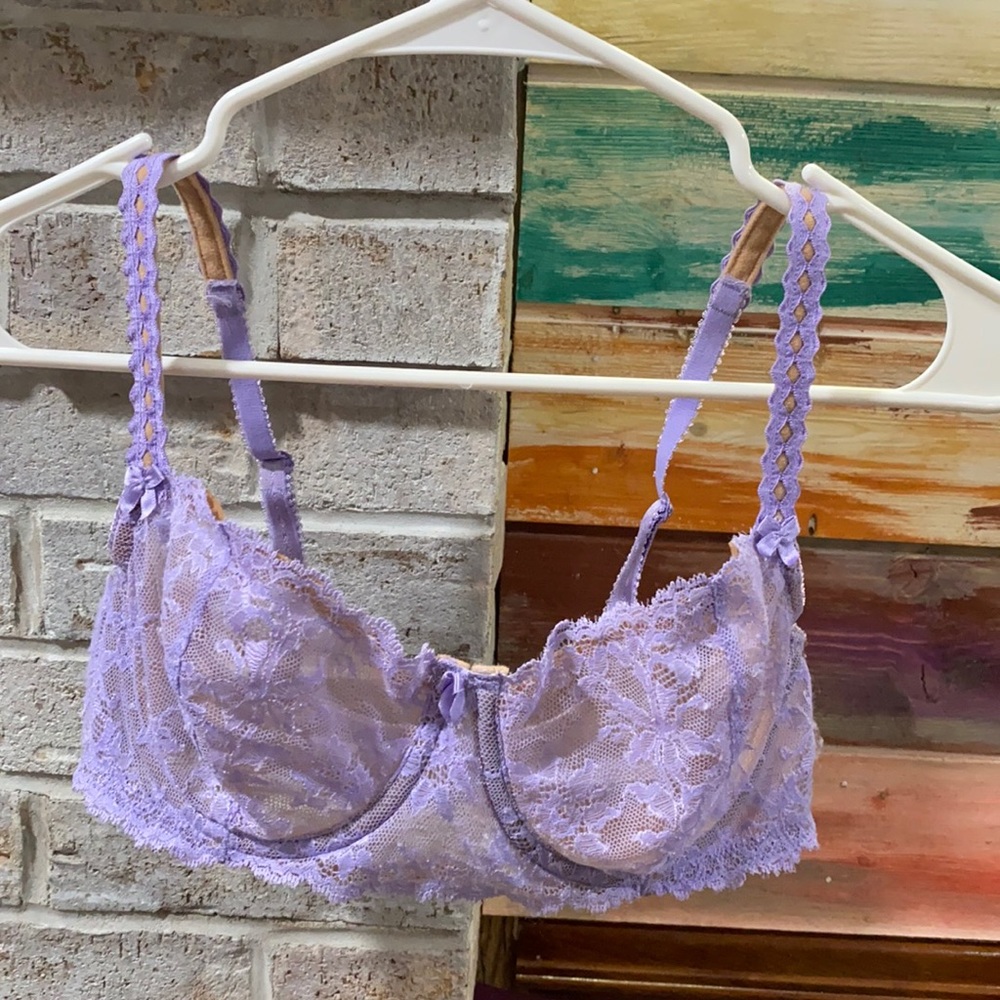 Like new, VS gently worn lined lavender purple lace bra